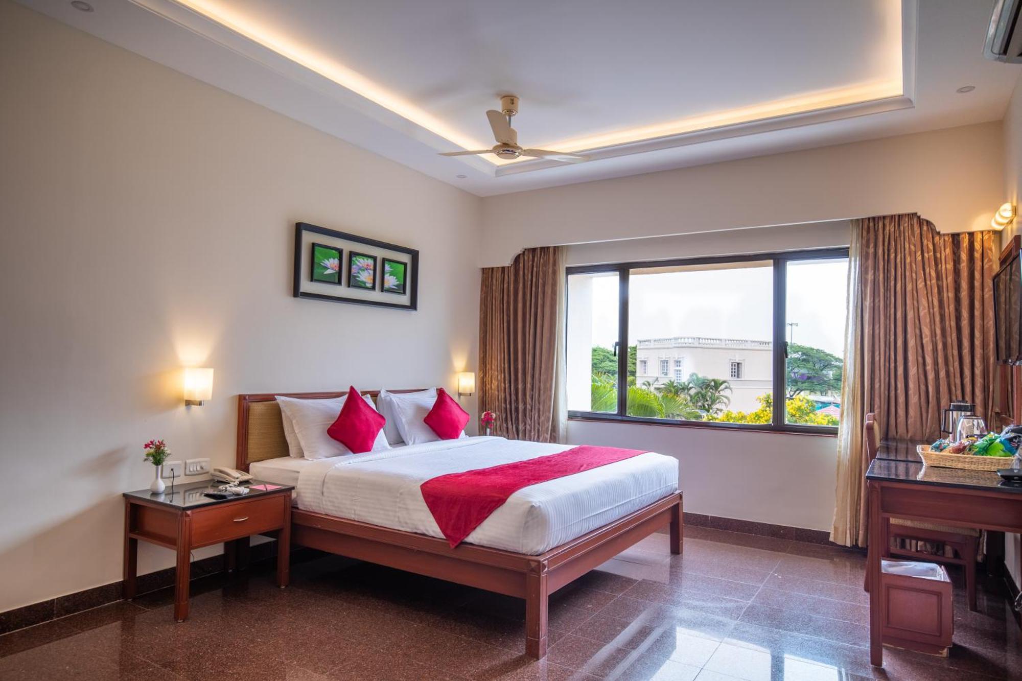 Jenneys Residency Hotel Kojambuttúr Szoba fotó