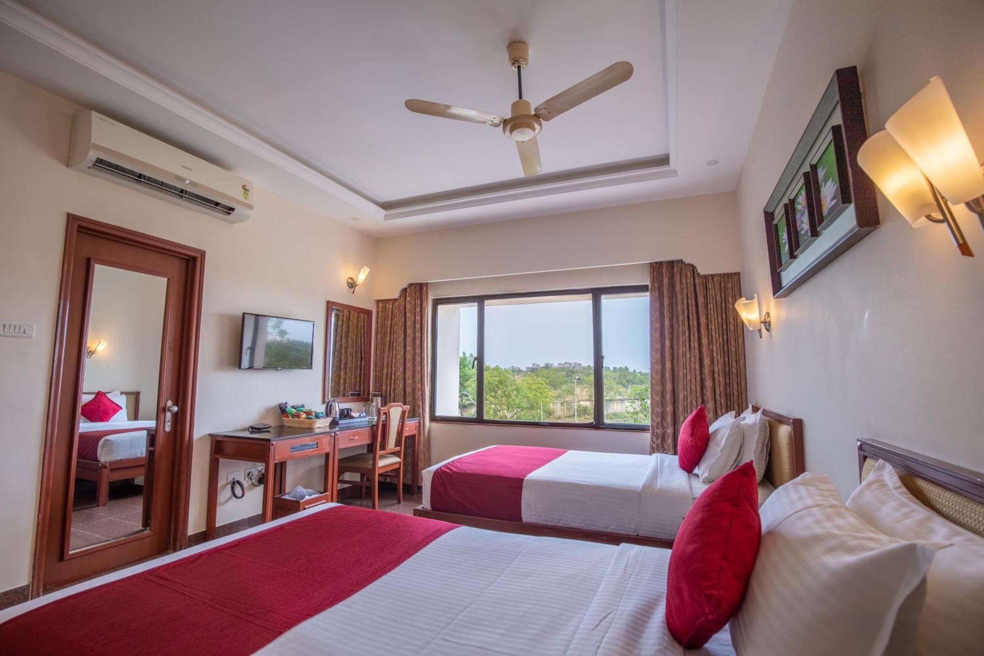 Jenneys Residency Hotel Kojambuttúr Szoba fotó